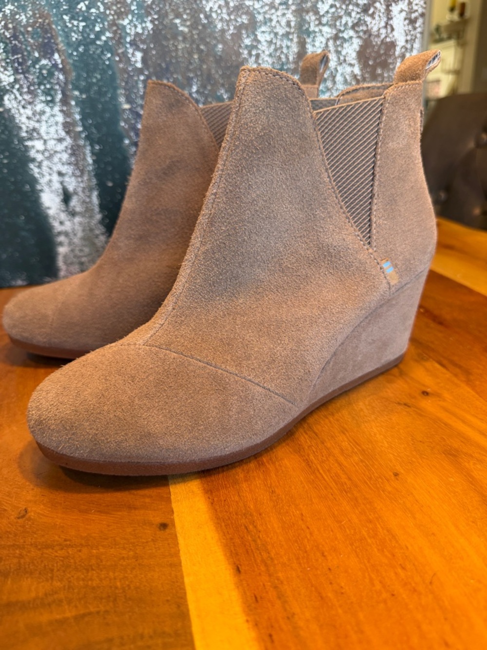 Toms Minimalist Taupe‎ Suede Wedge Chelsea Ankle Boots Size 8 (VGUC)